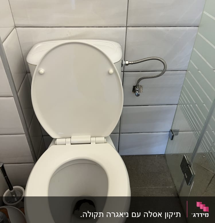 אסלה עם צינור מים מחובר לקיר